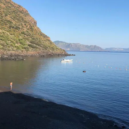 Casa Tipica Eoliana Sulla Spiaggia Nera Di * Rinella