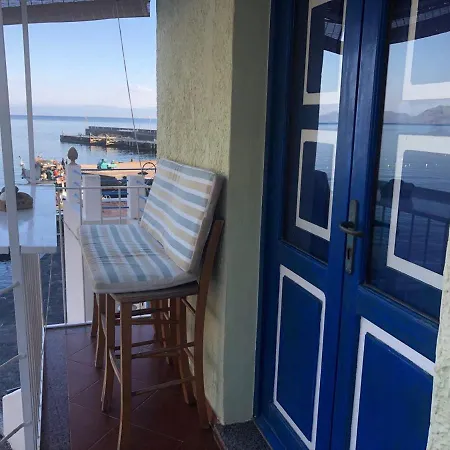 Casa Tipica Eoliana Sulla Spiaggia Nera Di *