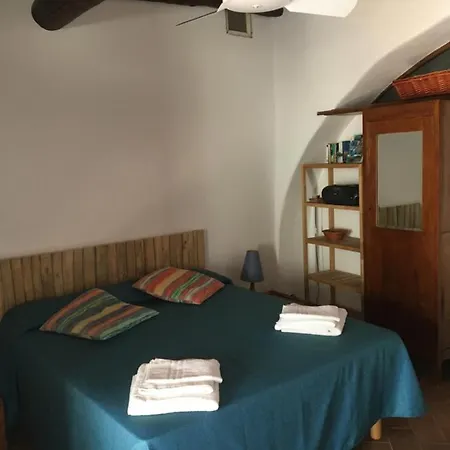Casa Tipica Eoliana Sulla Spiaggia Nera Di